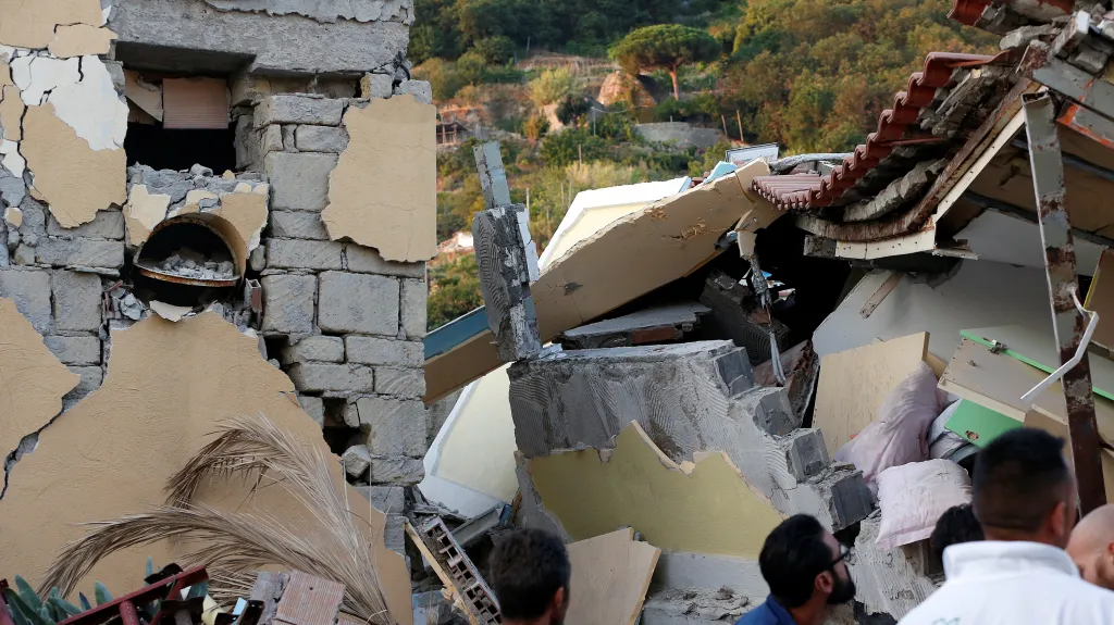 Následky zemětřesení na ostrově Ischia