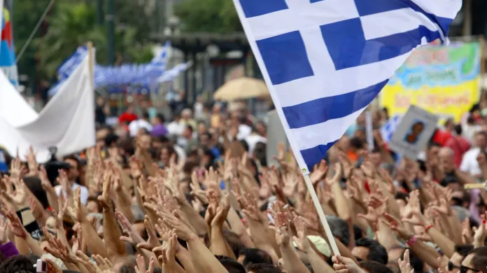 Řekové v Aténách v průběhu generální stávky protestují proti vládním škrtům