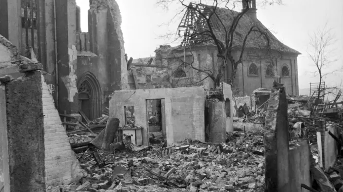 Praha po bombardování v únoru 1945