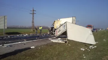 Nehoda kamionu a dodávky na R52