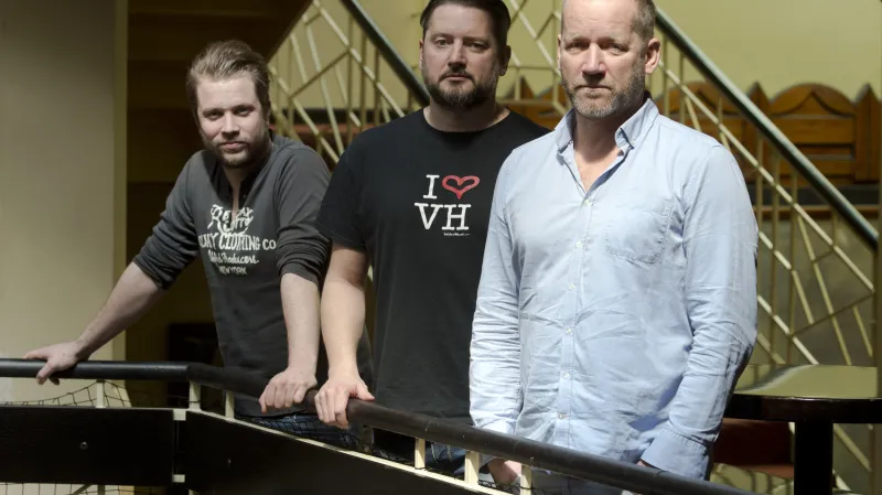 Na desce s Kollerem spolupracoval i syn Adam (zcela vlevo) a Michal Pelant