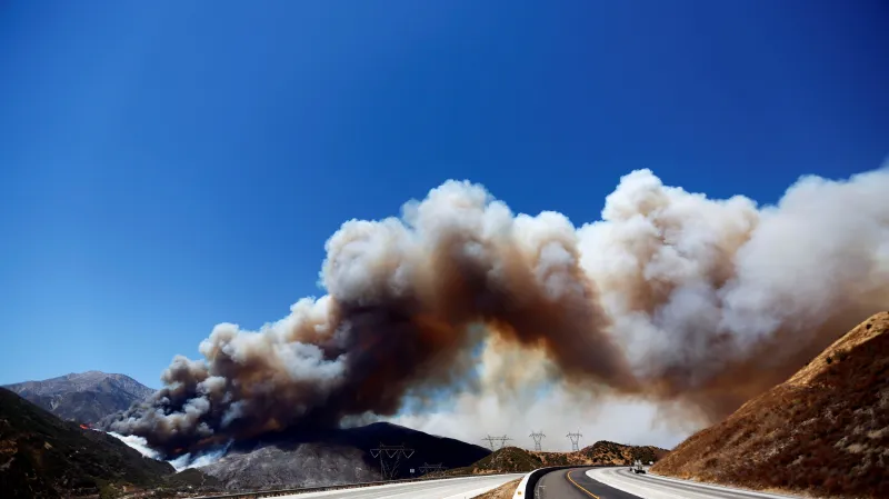 Oheň se blíží ke klíčovým silnicím