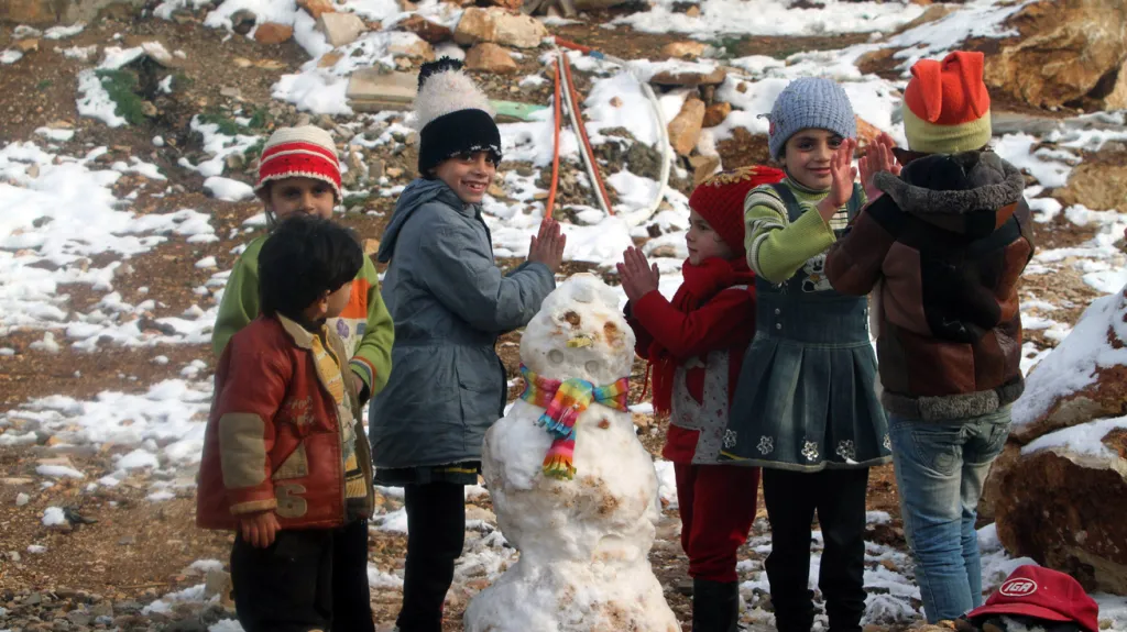 Malí syrští uprchlíci si v Libanonu užívají sníh