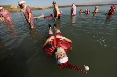 Týden obrazem: Děda Mráz v Mrtvém moři, čínská ledová mašina a zlomený Zlatan  