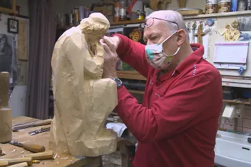 Ježíš a apoštolové se vrátí do Getsemanské zahrady ve Velké Štáhli. Na sochách pracuje řezbář