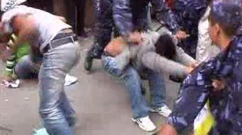 Policisté rozhánějící protestanty za svobodný Tibet