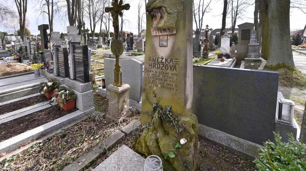 Hrob Anežky Hrůzové na hřbitově v Polné u Jihlavy