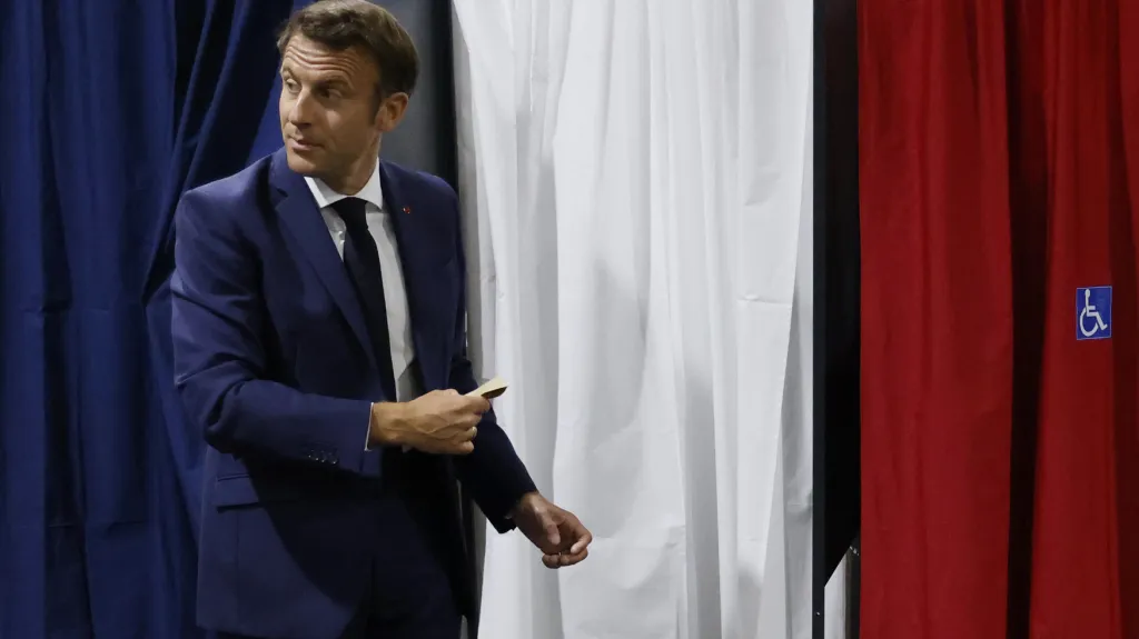 Francouzský prezident Emmanuel Macron hlasuje v prvním kole parlamentních voleb