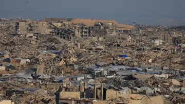 Zničené domy v oblasti žluté linie, za niž se stáhly izraelské síly (16. 1. 2026)