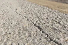 Na dálnici D1 testují novou recepturu betonu, méně náchylnou ke vzniku prasklin