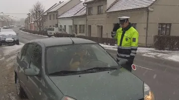 Policista kontroluje řidiče o Velkém pátku