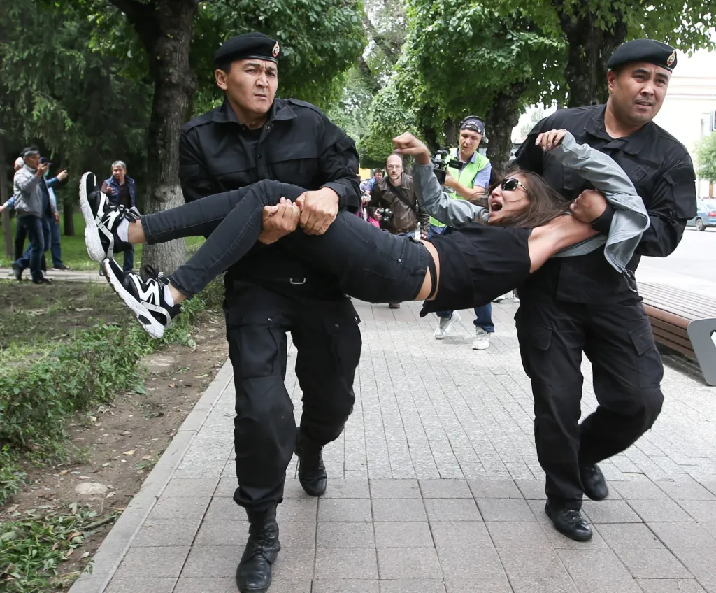 Policisté v kazachstánském Almaty se snaží zadržet opoziční aktivistku, která se postavila proti výsledkům prezidentských voleb