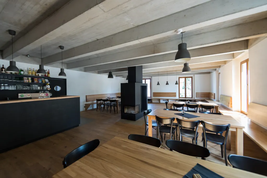 Architektonické řešení je podle porotců „ve všech ohledech vyvážené, jednoznačné a střídmé. Je ‚tak jednoduché, jak to jen jde, ale ne víc‘ (jak řekl Einstein)“