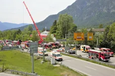 V Bavorsku vykolejil vlak. Nejméně čtyři lidé zemřeli, mnoho dalších má těžká zranění