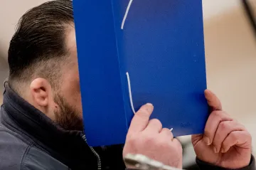 Zřejmě největší sériový vrah poválečných dějin Německa u soudu. Pacienty zabíjel, aby je mohl oživovat