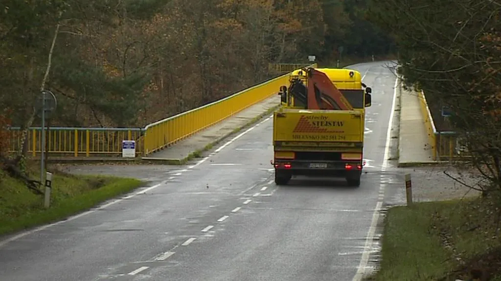 Jeden ze dvou vytížených mostů u Zvíkovského podhradí