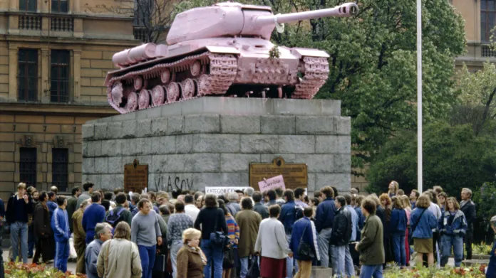 Památník sovětských tankistů na pražském Smíchově přetřel v roce 1991 umělec David Černý růžovou barvou