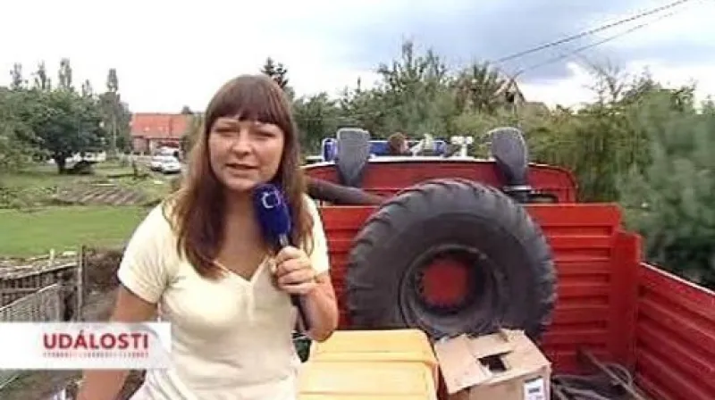 Lidé v postižených obcích odklízejí následky povodní