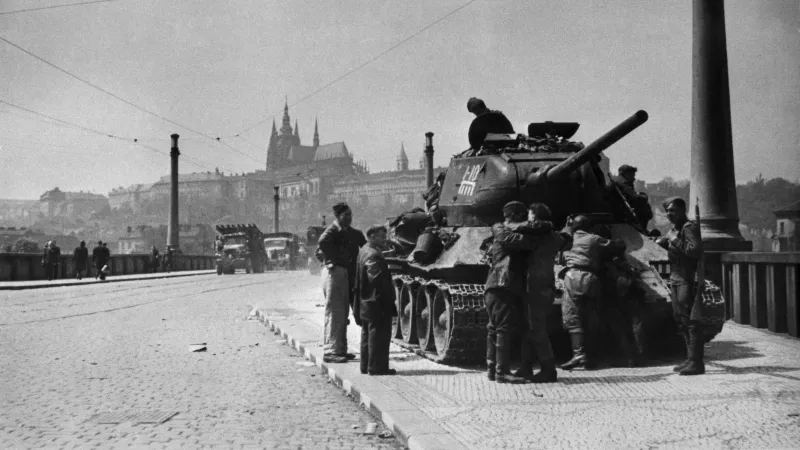 Rudoarmějci na tanku na Mánesově mostě v Praze (květen 1945)