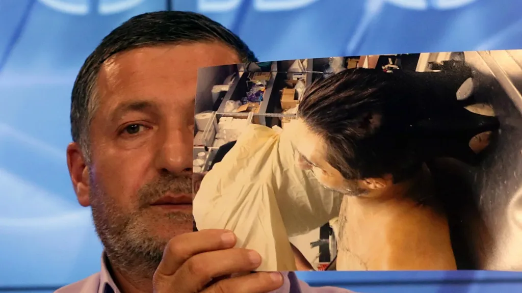 Abdulbaki Todašev ukazuje fotografie svého mrtvého syna