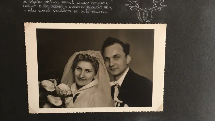 Svatební fotografie manželů Loubalových