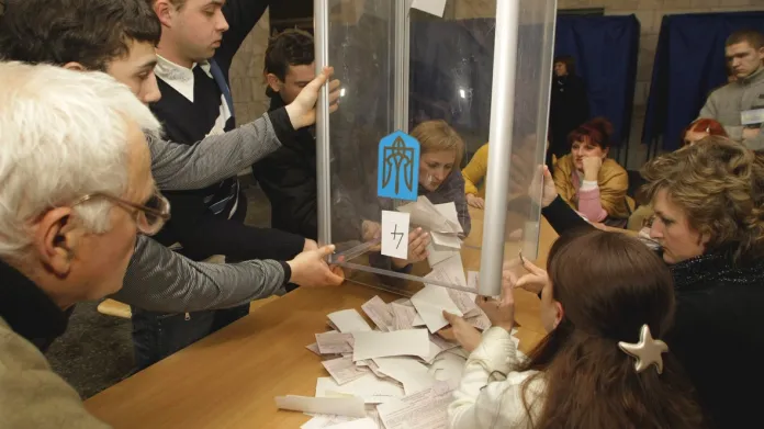 Sčítání hlasů na Ukrajině