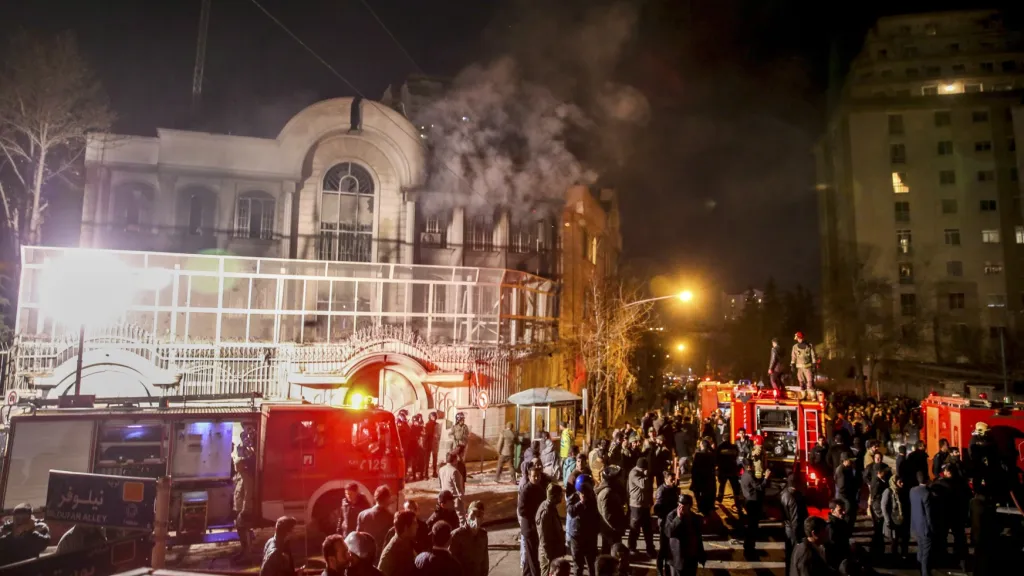 Demonstranti vtrhli kvůli popravě šajcha Nimra na saúdskoarabskou ambasádu v Teheránu