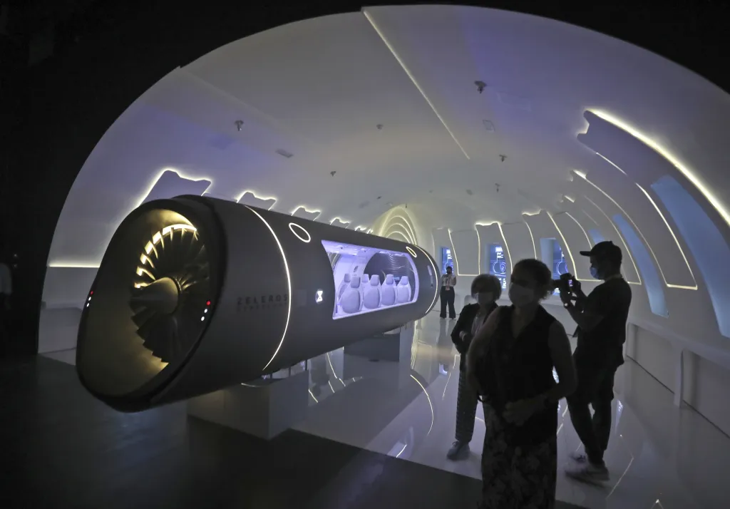 Španělská společnost Zeleros představila na mezinárodní výstavě EXPO 2020 v Dubaji koncept vysokorychlostního transportního systému Hyperloop