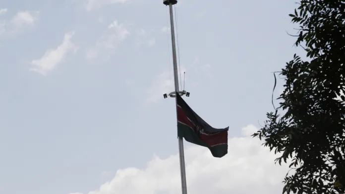 Keňská vlajka stažená na půl žerdi