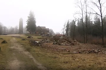 Přímo u rozhledny v Jizerských horách vznikla černá skládka. Majiteli pozemku hrozí velká pokuta