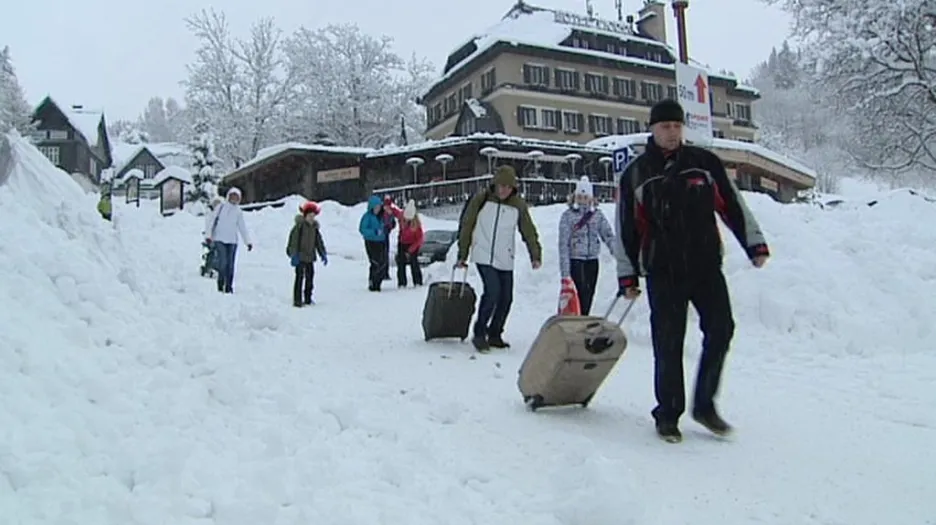 Turisté ve Špindlerově Mlýně