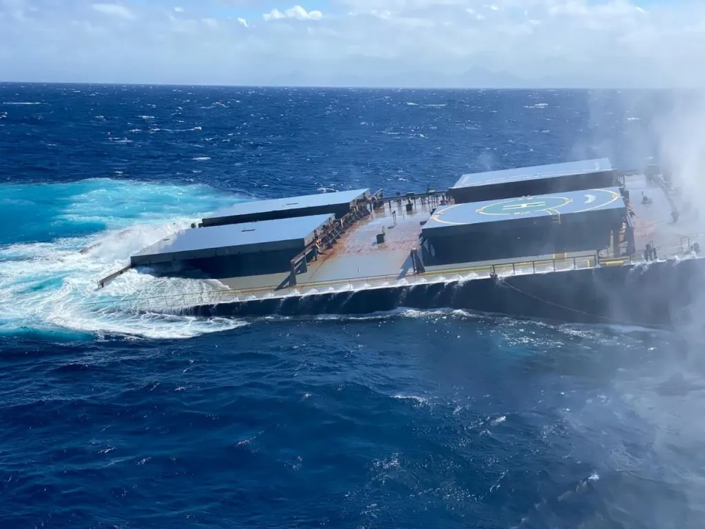Na Mauriciu havaroval japonský tanker. Místní obyvatelé pomohli s úklidem