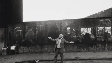 Muž zpívá na Brick Lane, Londýn, 1982