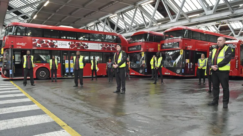 Lidé v Británii drželi minutu ticha za oběti koronaviru mezi pracovníky v první linii