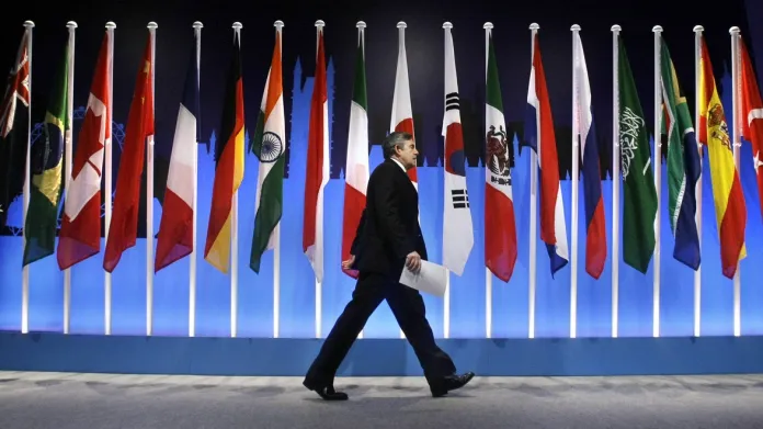 Gordon Brown před vlajkami největších ekonomik světa G20