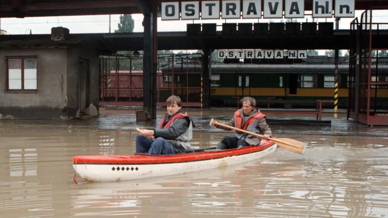 Zatopené hlavní nádraží v Ostravě 9. července 1997