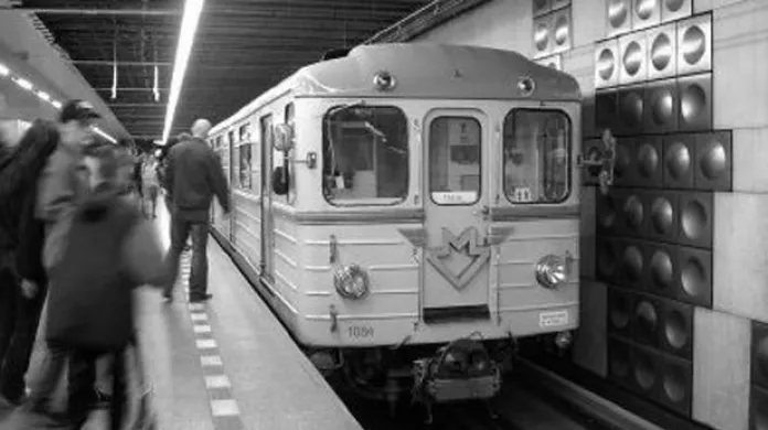 První vlak metra