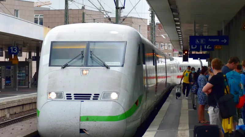 DB přebarvila v posledních letech pruh v čelních částech ICE z červené barvy na zelenou na znamení ekologičnosti železniční dopravy