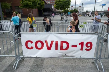 V pátek přibylo zhruba o třicítku případů covidu více než před týdnem