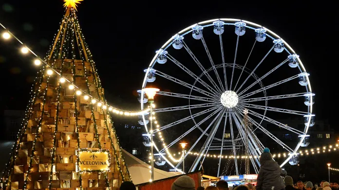 Vyhlídkové kolo na Moravském náměstí na snímku z loňských Vánoc
