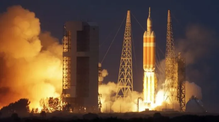 Vesmírná loď Orion zvládla zkušební let