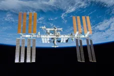 Z ruské části Mezinárodní vesmírné stanice unikla chladicí kapalina. Posádce nehrozí nebezpečí