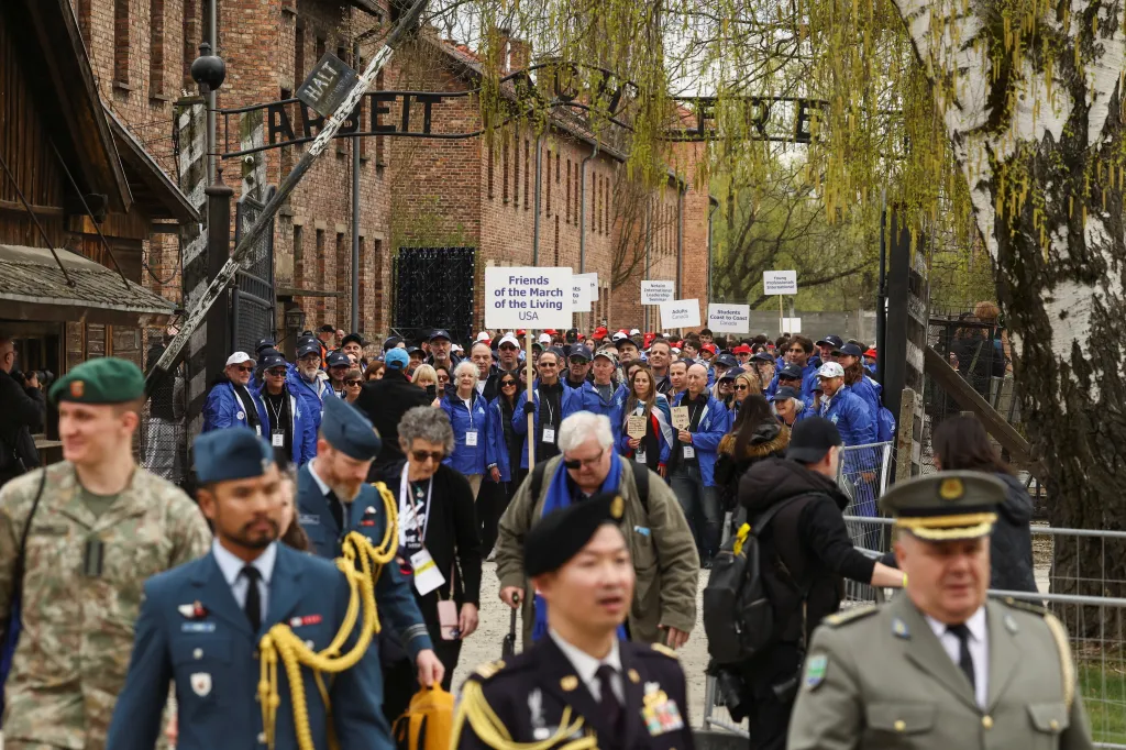 Účastníci Pochodu živých na památku obětí holocaustu přijeli z různých koutů světa