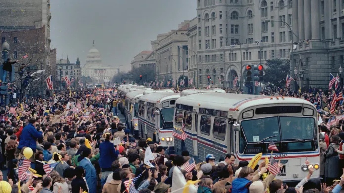 Lidé vítající vracející se rukojmí ve Washingtonu 27. ledna 1981