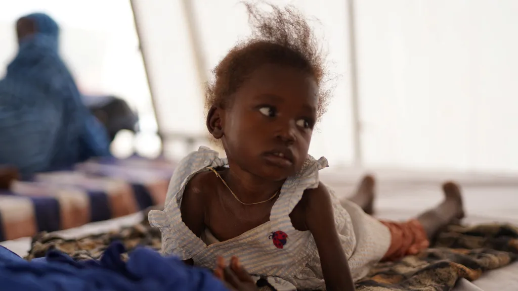 Jedno ze zraněných dětí, jemuž se podařilo dostat s rodinou z Fáširu do Tavíly