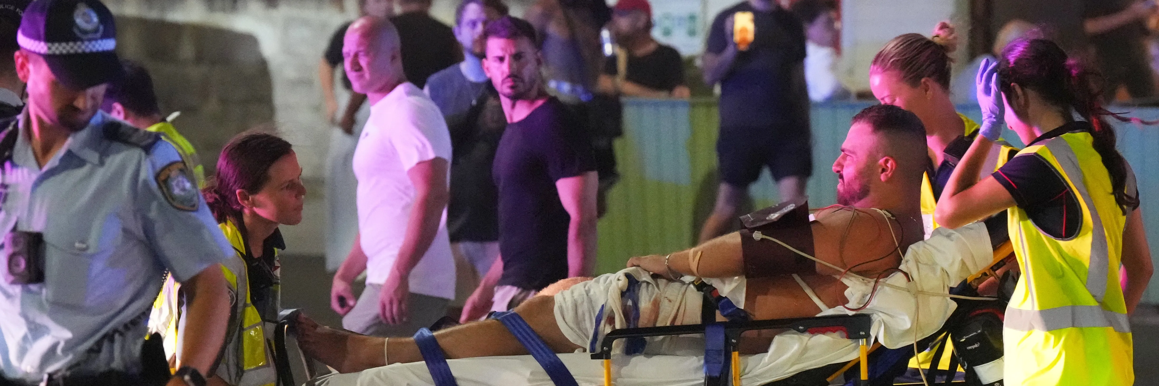 Při útoku na pláži v Sydney zemřelo jedenáct lidí