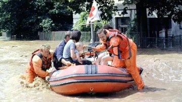 Hasiči zachraňují rodinu ze zatopeného domu v Českém Meziříčí po silných přívalových deštích, které postihly z noci na čtvrtek 23. července 1998 okres Rychnov nad Kněžnou.