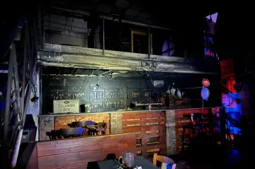 Do baru ve Zlíně někdo vhodil neznámý předmět, při následném požáru se zranil člověk