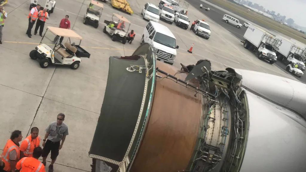 Zničený motor Boeingu 777 letu UA 1175
