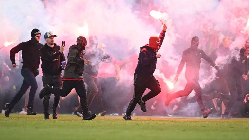 Fanoušci Slavie Praha vtrhli na hřiště během derby se Spartou Praha